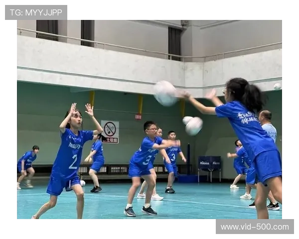 小排球训练瞬间：教练根据儿童身高调整网高与用球型号，增加回合趣味性