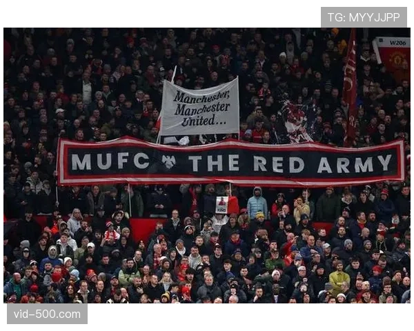 花絮:看台上出现抗议英超引入奢侈税的横幅 花絮:看台上出现抗议英超引入奢侈税的横幅