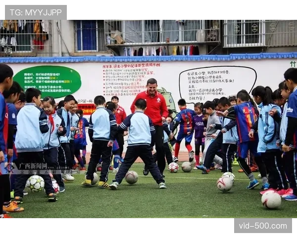 “足球进校园”活动走进成都,蓉城球员与小学生互动 “足球进校园”活动走进成都,蓉城球员与小学生互动